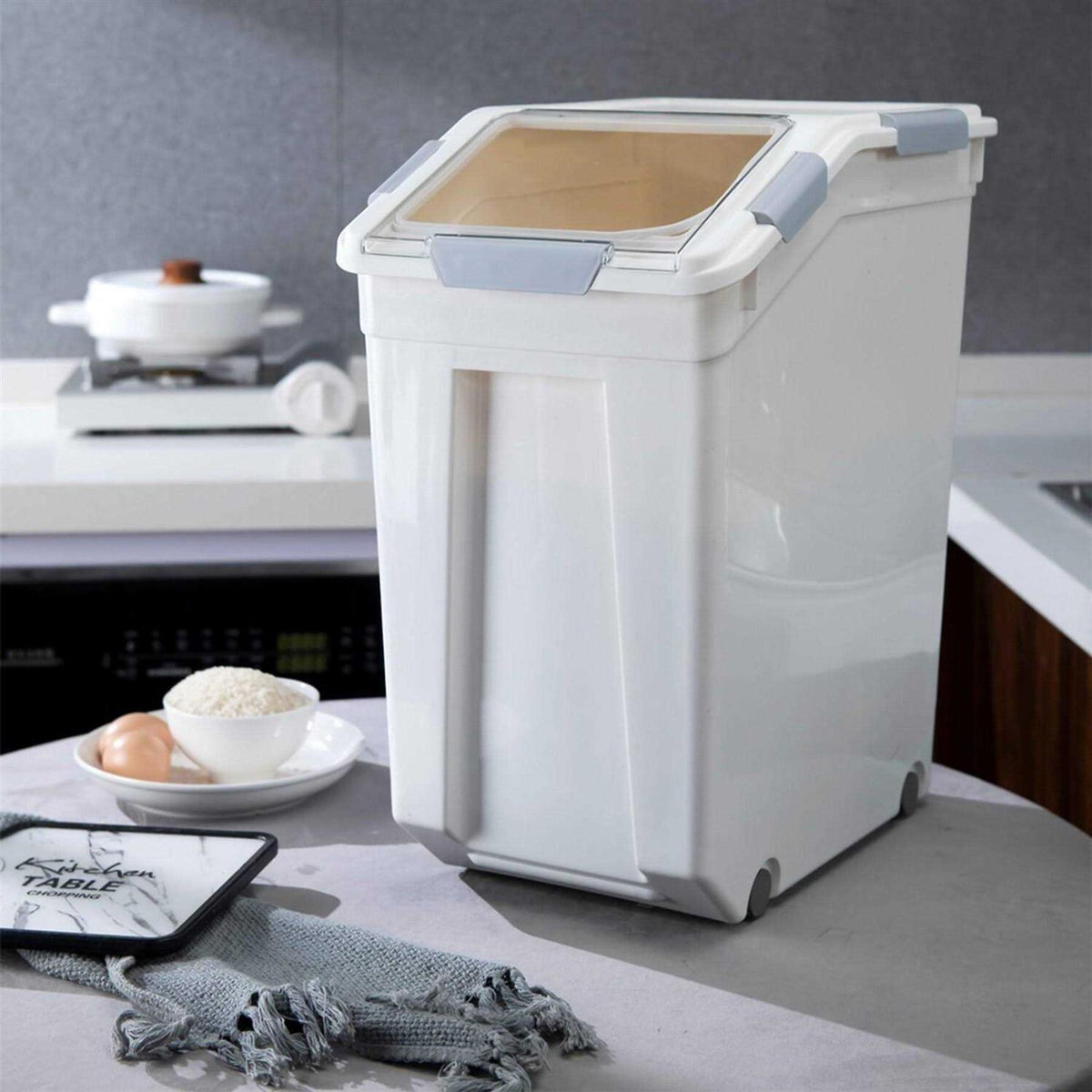 Pet Food Storage Container with Measuring Cup Z15954